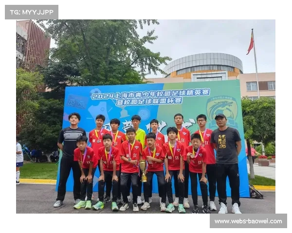 上海青少年足球赛冲突升级 教练家长冲入场内引发社会热议 上海青少年足球赛冲突升级 教练家长冲入场内引发社会热议